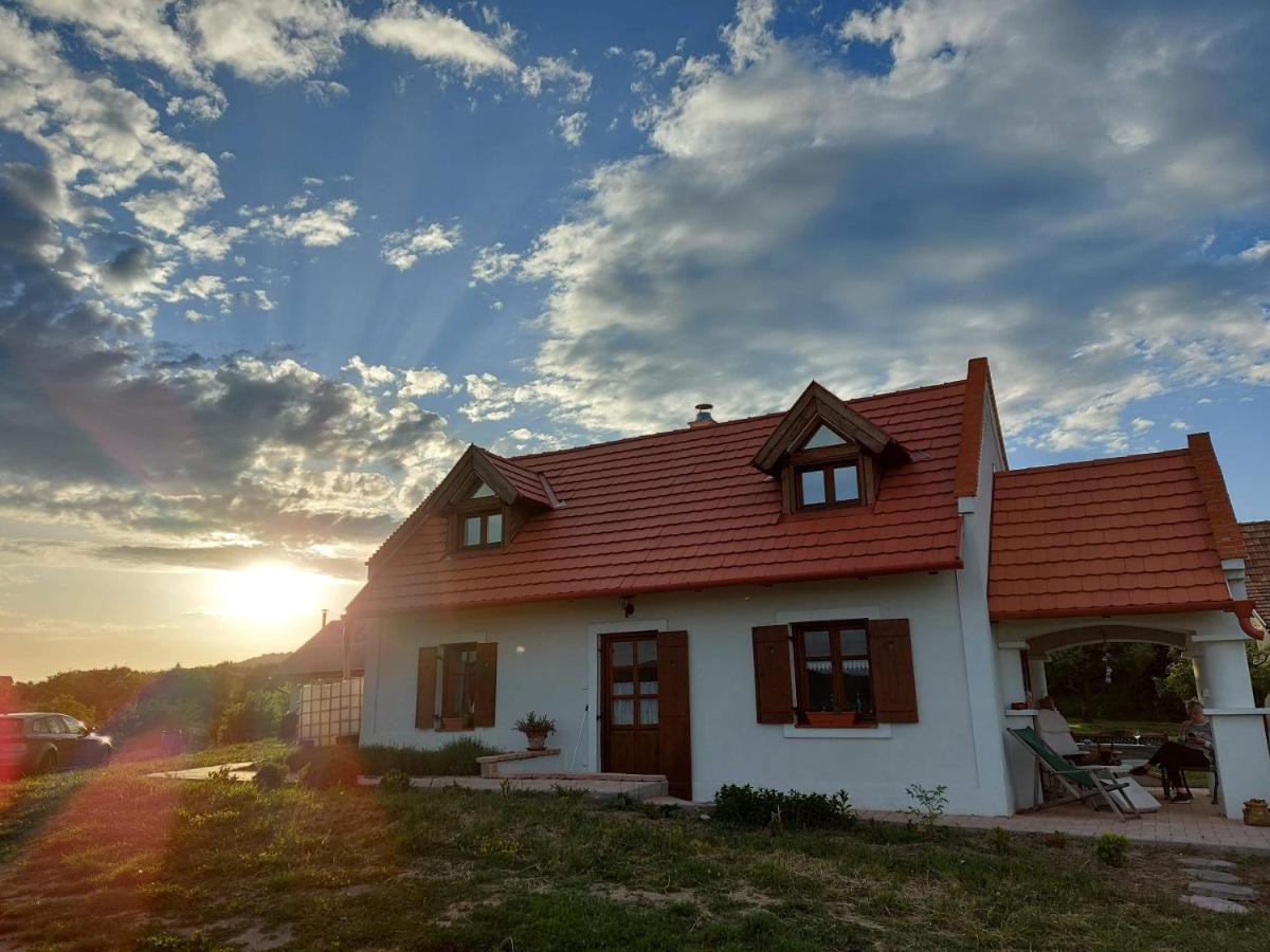 Casa Beata Villa Lesencetomaj Bagian luar foto