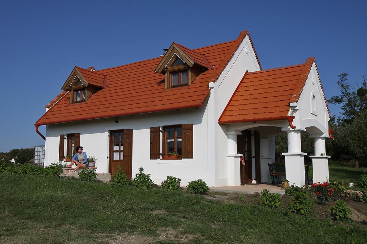 Casa Beata Villa Lesencetomaj Bagian luar foto