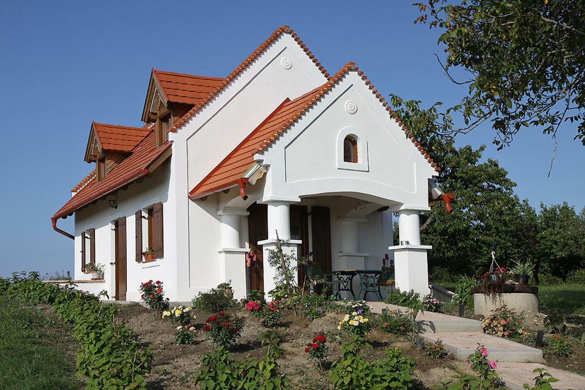 Casa Beata Villa Lesencetomaj Bagian luar foto